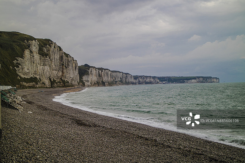 法国诺曼底，圣瓦莱里-考克斯海滩，灰色的天气图片素材