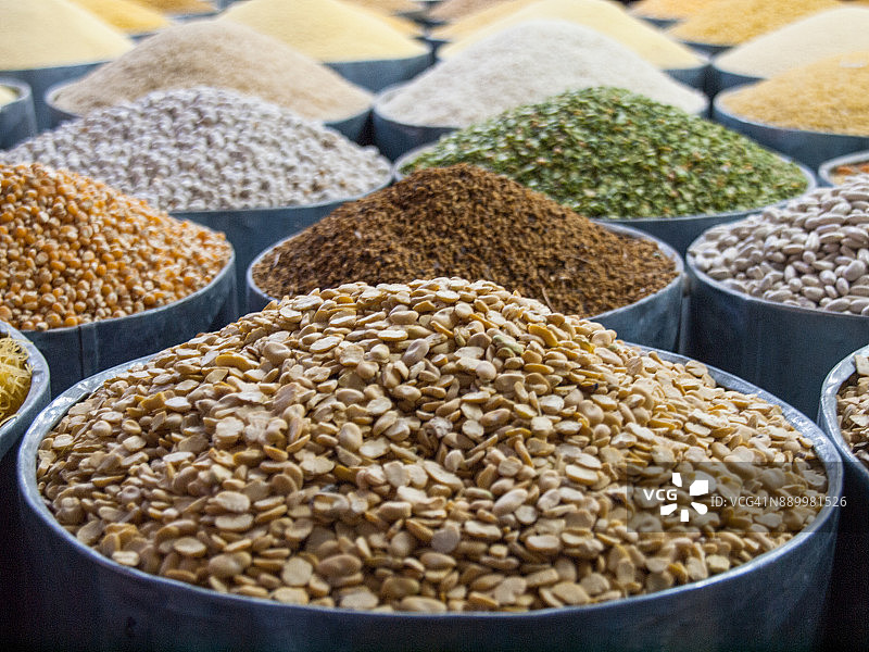 摩洛哥Taroudant市场上的谷物和豆类图片素材