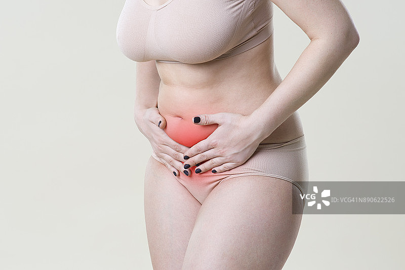 女人腹痛，米色背景上的腹痛图片素材