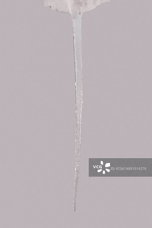 孤立的冰柱在灰色(剪切路径)图片素材