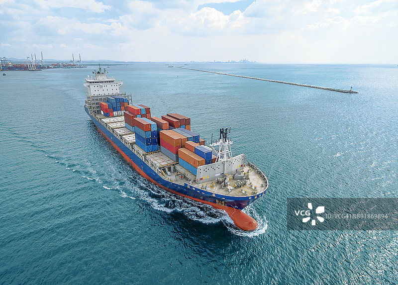 集装箱船正在从泰国的海运港口运出。图片素材