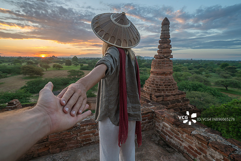 跟随我的概念，女人带领男友蒲甘寺庙日出，缅甸图片素材