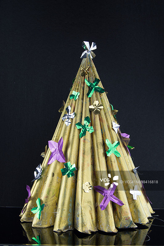 圣诞节折纸树。越来越多的人使用他们的手机学习如何做工艺品图片素材