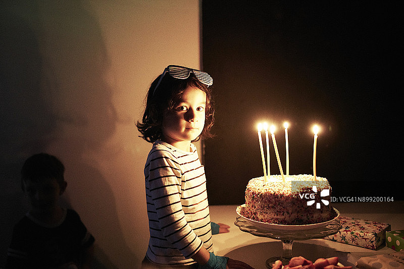 男孩和5岁生日蛋糕图片素材