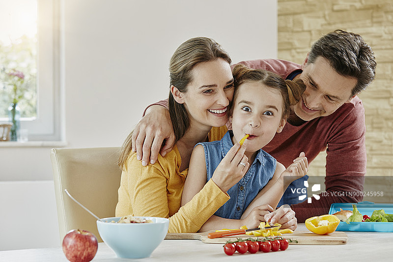 幸福的家庭在家准备健康的食物图片素材