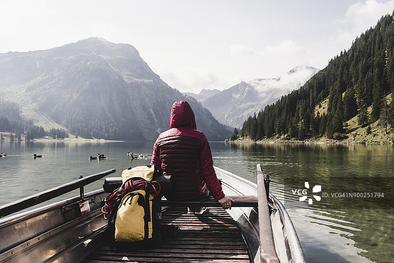 奥地利，提洛尔，阿尔卑斯山，在湖上划船的女人图片素材
