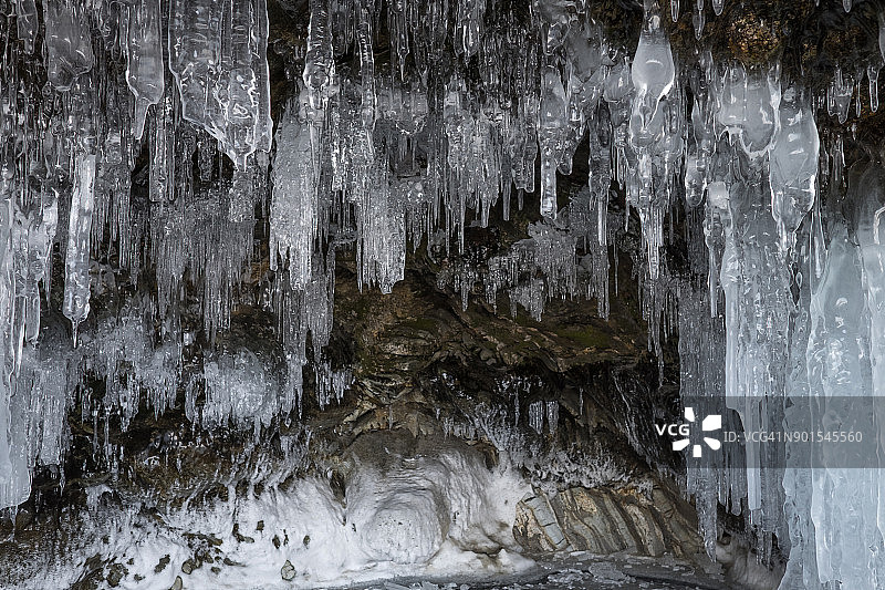洞穴里黑暗可怕的冰柱。图片素材