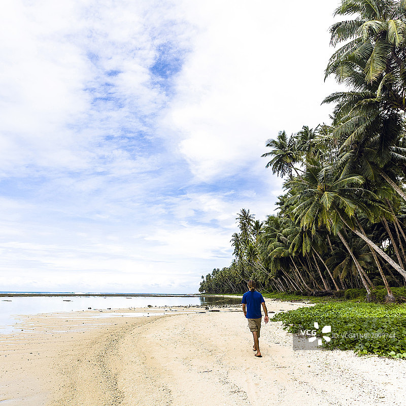 苏门答腊岛北部尼亚斯岛的热带海滩图片素材