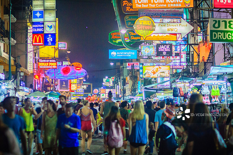 泰国曼谷——2017年3月2日:游客和背包客在考山路夜市参观。考山路是曼谷著名的廉价酒店和宾馆区。图片素材