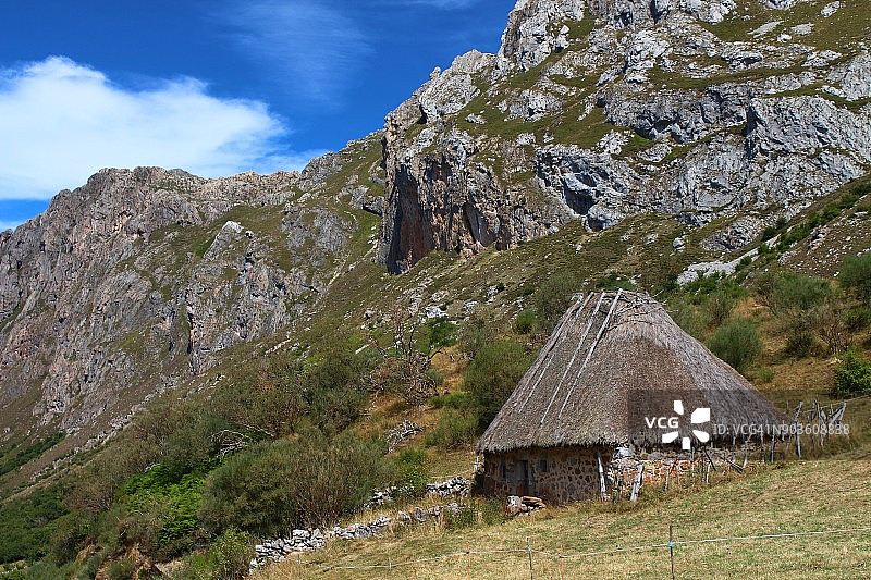“Teito”小屋在通往山谷湖的路上。索米耶多自然公园，阿斯图里亚斯，西班牙。图片素材