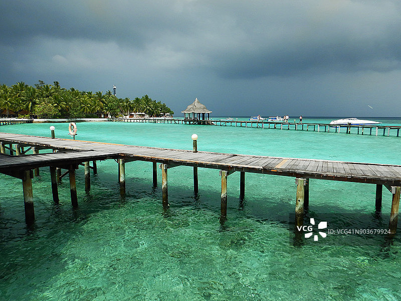 马尔代夫Thulhagiri岛热带泻湖上的乌云和阳光图片素材