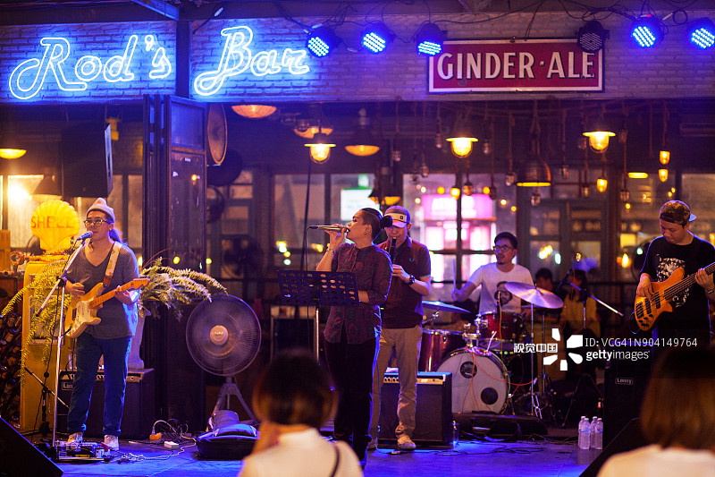 夜市酒吧外的泰国音乐家图片素材