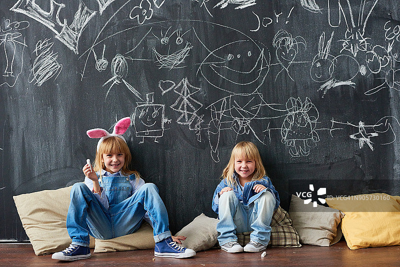 创意儿童在黑板上画画图片素材