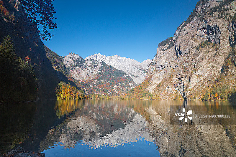 田园诗般的宁静的秋天风景，秋天彩色的树叶，欧伯湖，巴伐利亚阿尔卑斯山图片素材