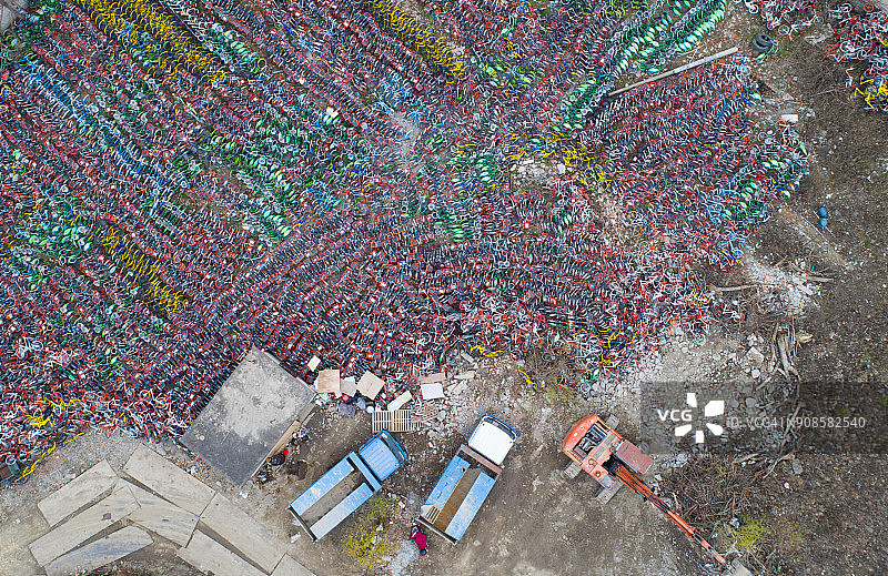 废弃的彩色共享单车在上海堆成一堆图片素材