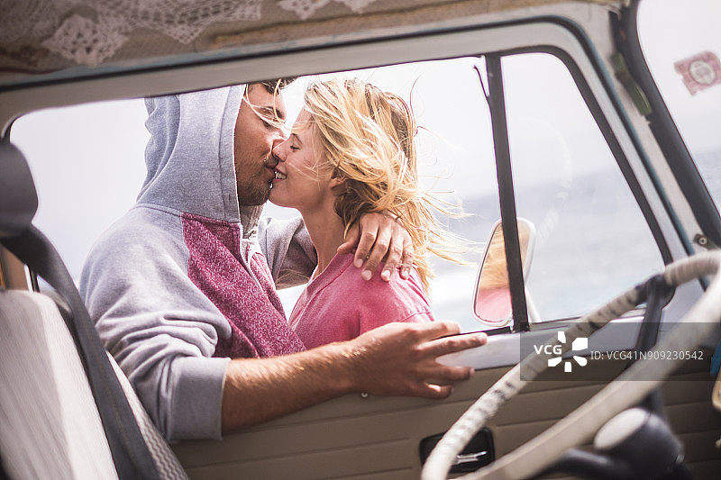 西班牙，特内里费岛，一对年轻情侣在海边度假时开着一辆面包车图片素材