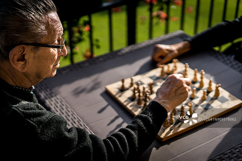 老人下棋图片素材