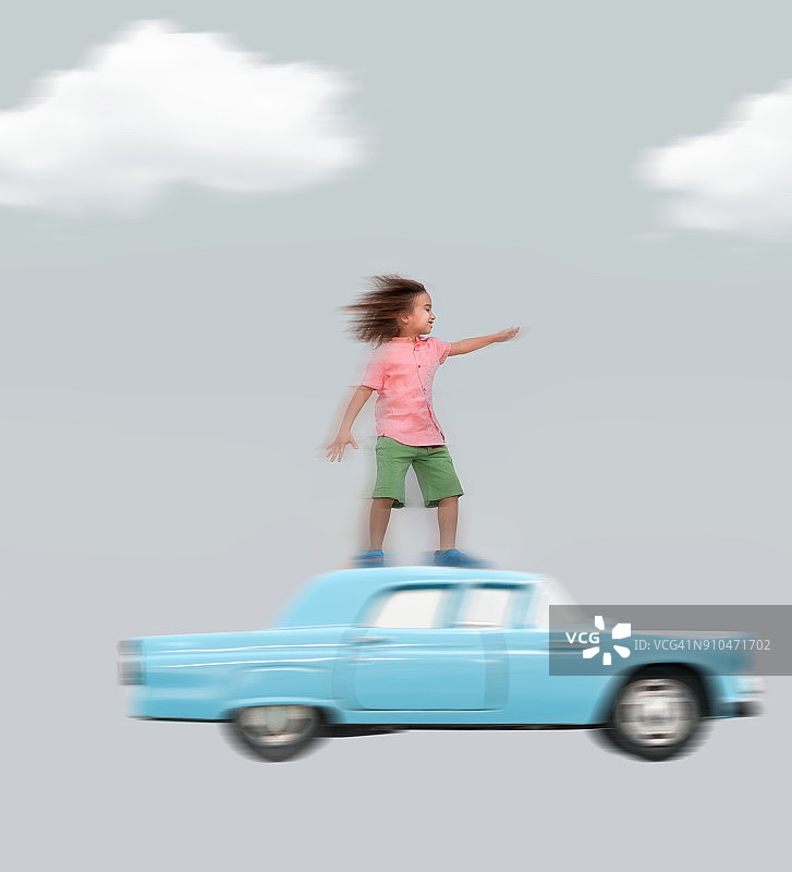 孩子飞在梦想的玩具老爷车图片素材