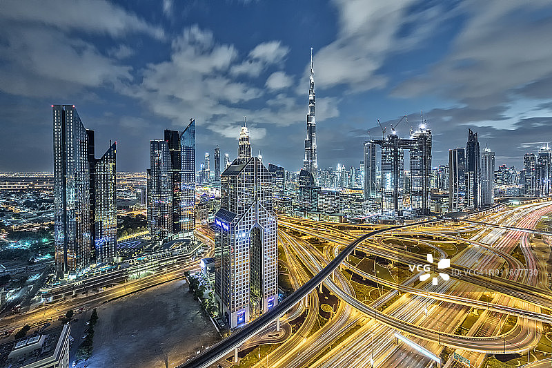 黎明时分迪拜的城市灯光图片素材