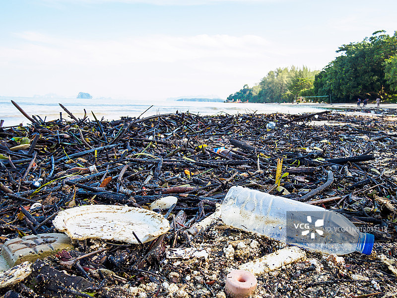 沙滩上垃圾成堆，海洋环境污染概念。图片素材