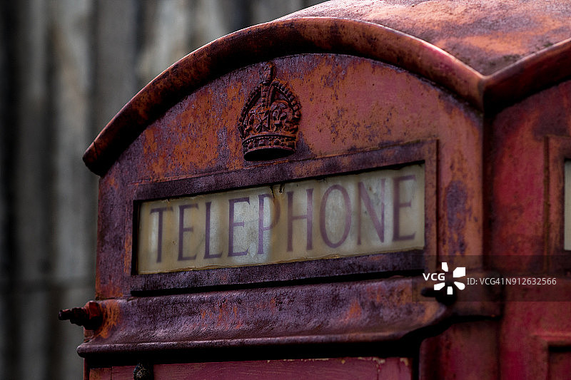 一个旧电话亭在等待一个电话图片素材
