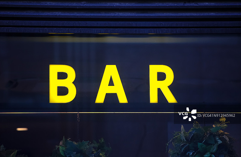黄色标志“酒吧”图片素材