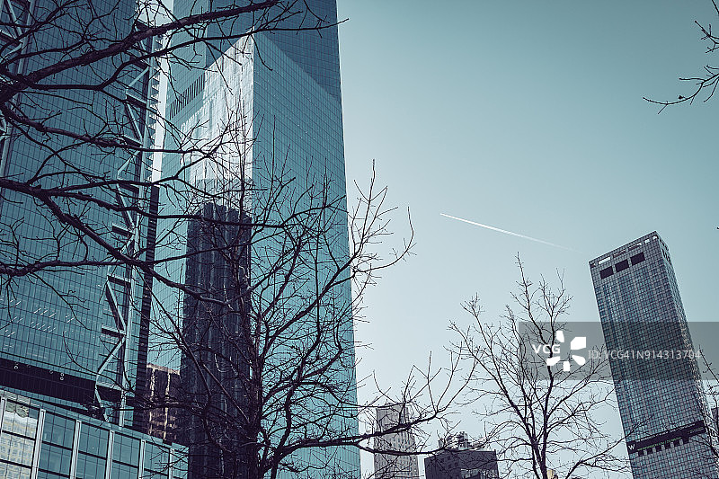 曼哈顿下城的办公楼和住宅楼映衬着蓝天图片素材
