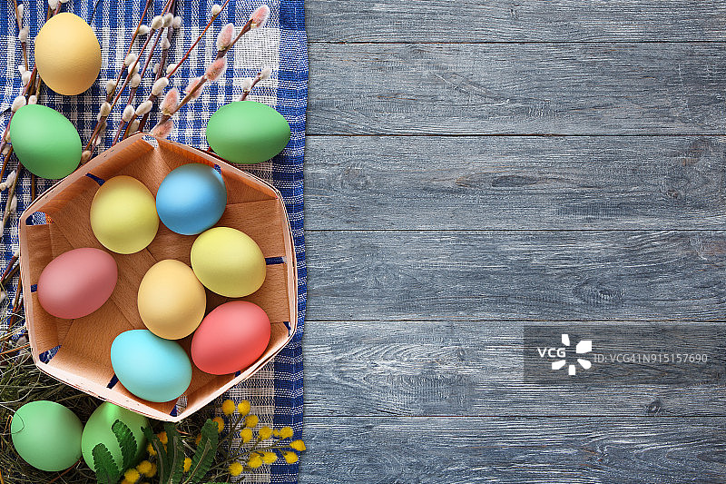 彩色的复活节彩蛋上的木头背景图片素材