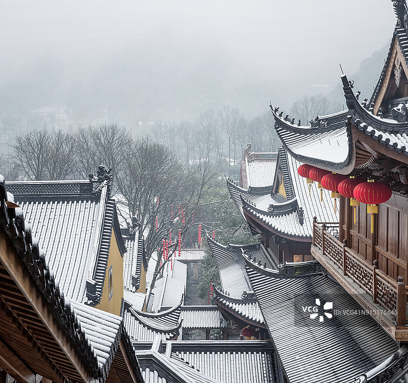 中国杭州，寺庙屋顶被雪覆盖图片素材
