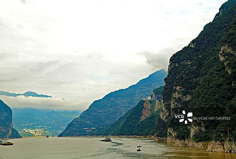 驳船通过悬崖下的长江西陵峡，三峡，中国图片素材