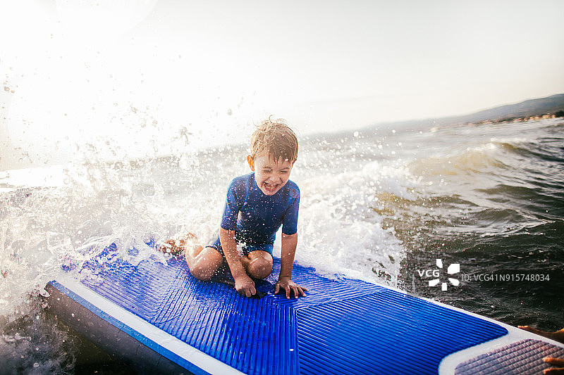 小男孩在冲浪板上图片素材