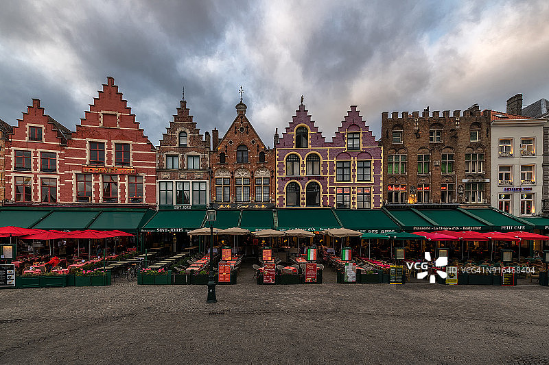 比利时布鲁日，典型的中世纪建筑中的商店图片素材