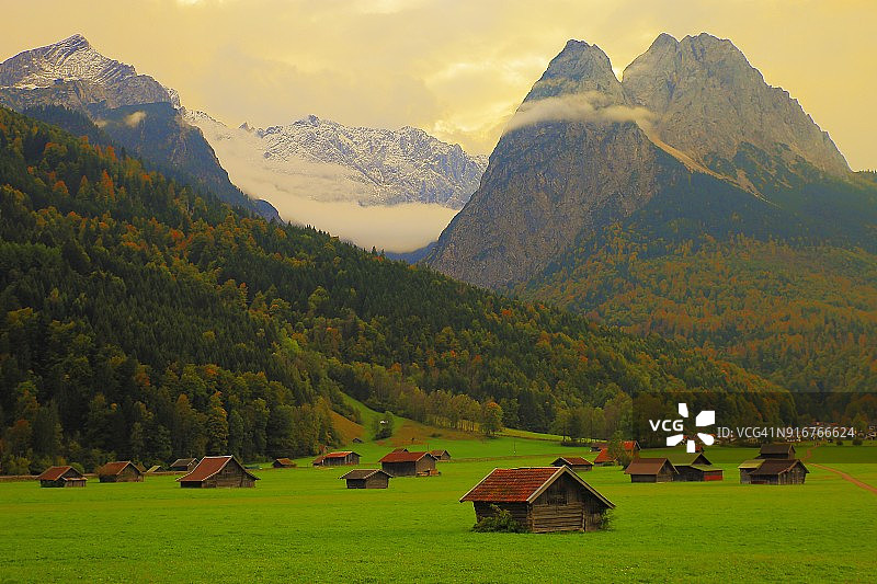 巴伐利亚阿尔卑斯和木制谷仓，德国巴伐利亚的Garmisch Partenkirchen图片素材