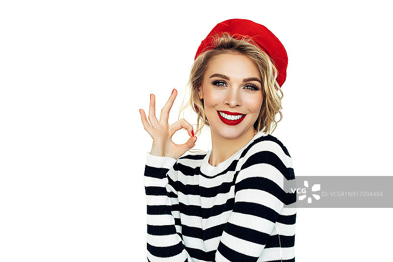 漂亮的金发法国女人戴着红色贝雷帽图片素材