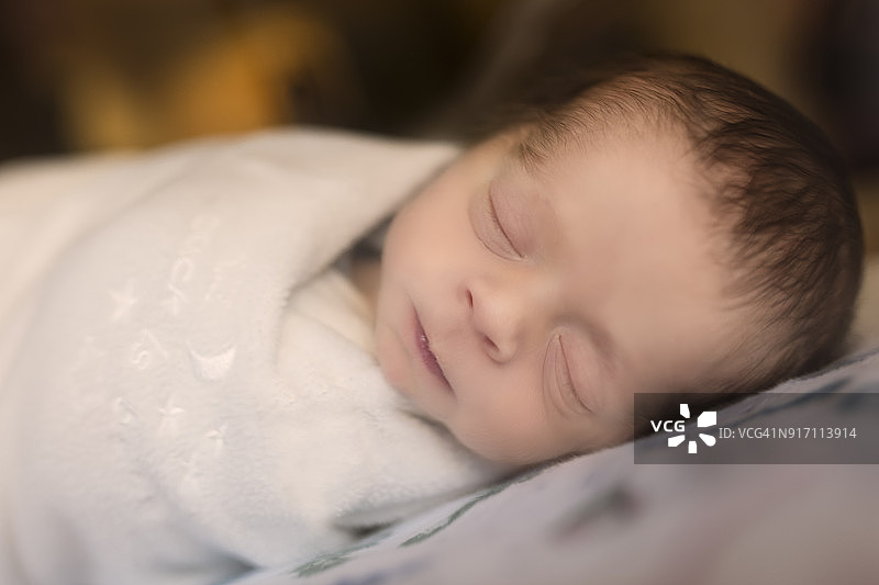 早产的异卵双胞胎在出生两天后在医院安静地睡觉图片素材