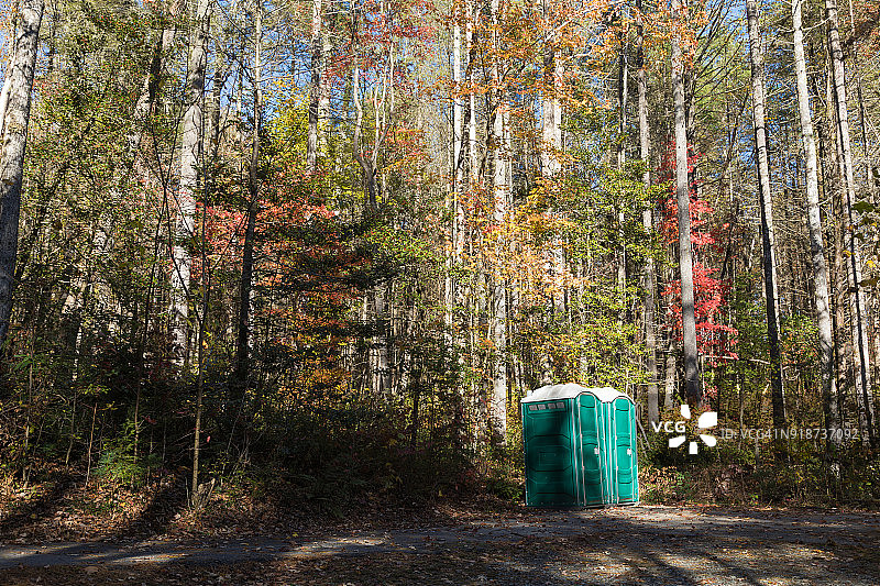 树林里的便携式厕所图片素材