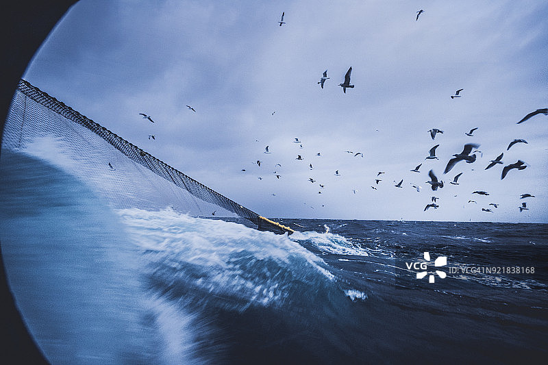 渔船在波涛汹涌的海面上捕鱼图片素材
