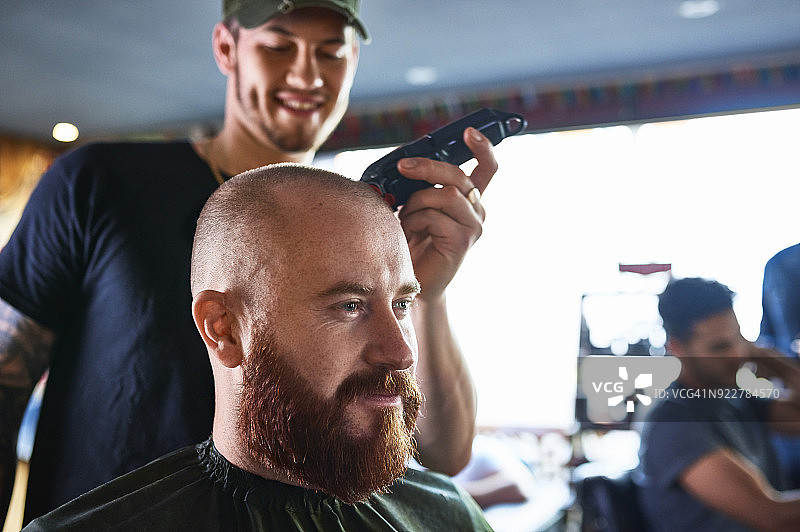 男人在理发店理发图片素材
