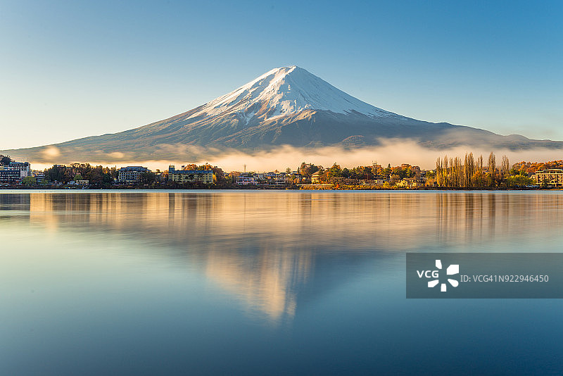 富士山的晨曦和川内一湖的倒影，富士山是日本最受欢迎的旅游目的地图片素材