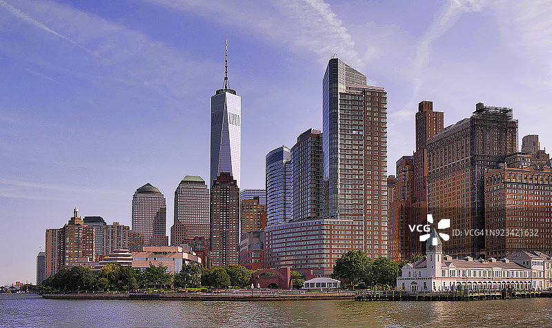世界贸易中心一号及A码头海港大厦。从海湾看曼哈顿下城。纽约,美国图片素材