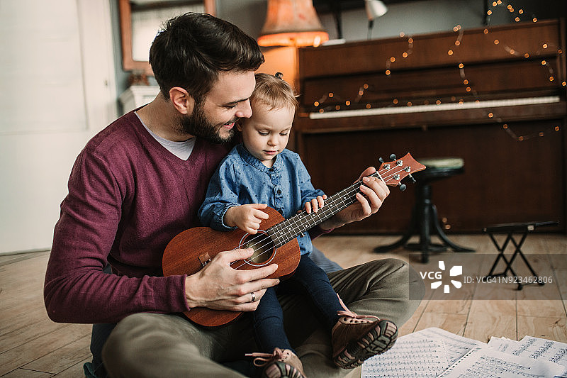 女儿和父亲在弹吉他图片素材