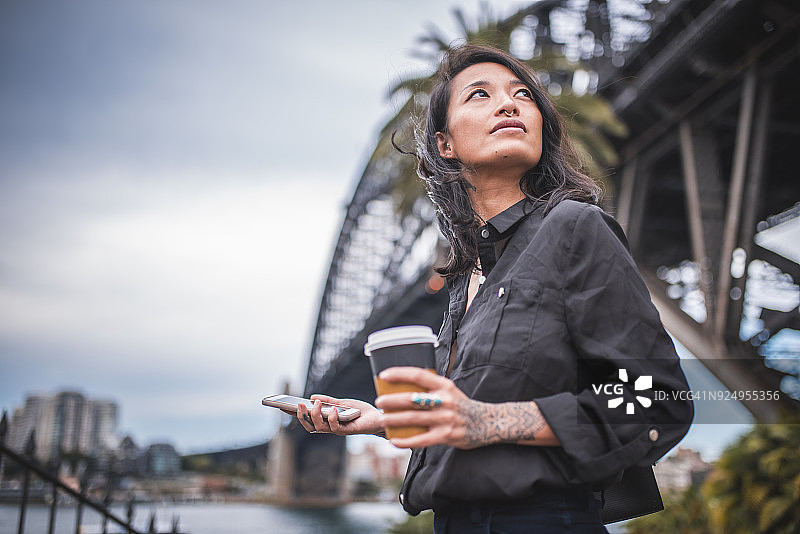在悉尼使用电话的亚洲女性图片素材