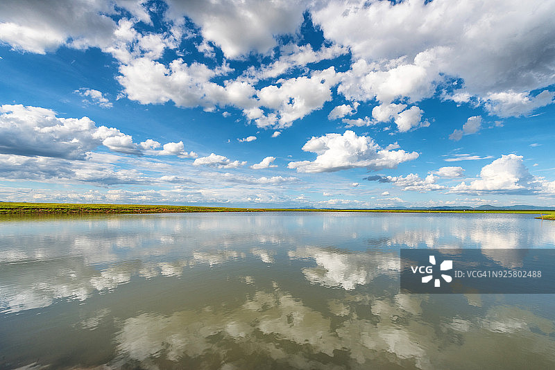 美丽的倒影蓝天白云在水湖图片素材