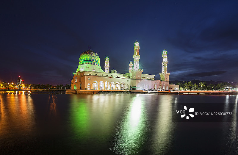Kota Kinabalu城市清真寺(浮动清真寺)或Masjid Bandaraya Kota Kinabalu在蓝色小时图片素材