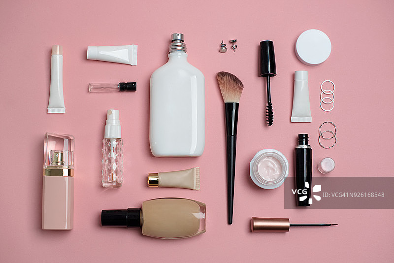 化妆包与各种美容产品图片素材