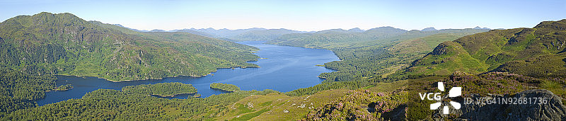 蓝色的湖，绿色的山顶图片素材
