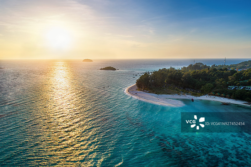 鸟瞰图的热带岛屿与沙滩，棕榈树，椰子之间的清澈的海洋。这是泰国南部美丽的海滩和岛屿里皮岛的鸟瞰图。蓝色的海洋和珊瑚。图片素材