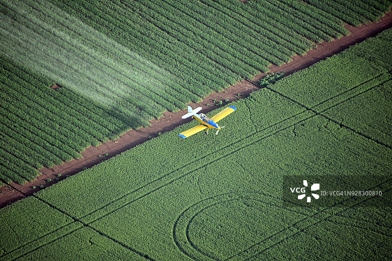 俯视一架农作物喷粉机图片素材