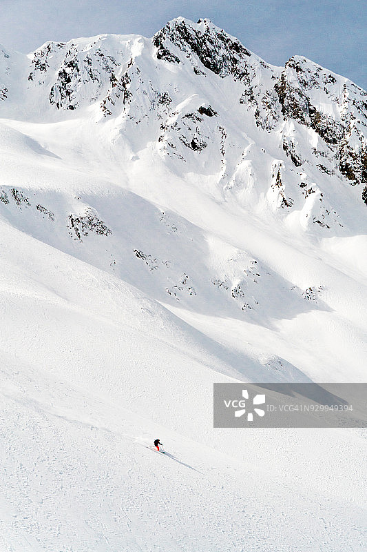 滑雪者下粉雪坡，山图片素材