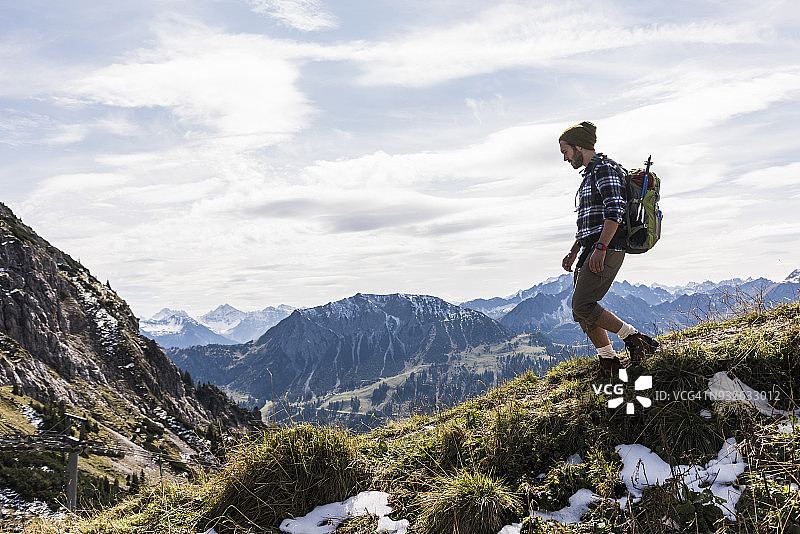 奥地利，蒂罗尔，一个年轻人在山里徒步旅行图片素材